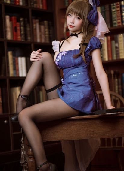 美女在床上打扑克